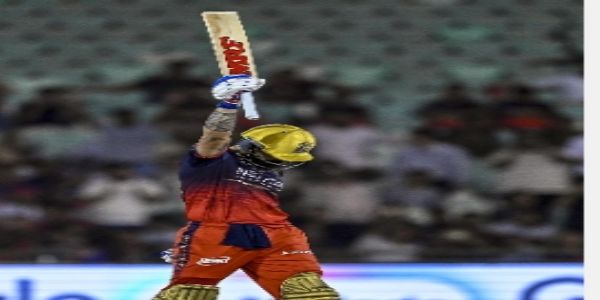 शतक लगाने के बाद जश्न मनाते विराट कोहली शतक लगाने के बाद जश्न मनाते विराट कोहली