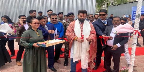 लेह में पीएमएफएमई के तहत आयोजित प्रदर्शनी का उद्घाटन करते चिराग पासवान लेह में पीएमएफएमई के तहत आयोजित प्रदर्शनी का उद्घाटन करते चिराग पासवान