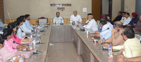 कलेक्टर डॉ. गौरव सिंह ऑयल कंपनियों के संचालकों और डीलर्स की बैठक लेेते हुए