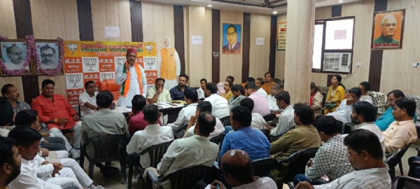 बैठक के दौरान जिलाध्यक्ष अनिल दीक्षित व अन्य
