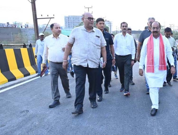 खम्हारडीह-कचना रेल्वे क्रॉसिंग पर निर्माणाधीन रेलवे ओवर-ब्रिज का निरीक्षण करते उपमुख्यमंत्री साव