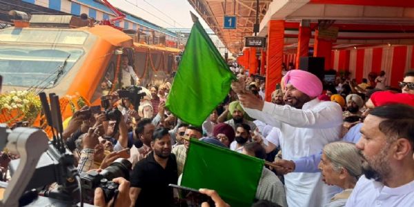 ਅੰਮ੍ਰਿਤਸਰ ਰੇਲਵੇ ਸਟੇਸ਼ਨ ਤੋਂ ਟ੍ਰੇਨ ਰਵਾਨਾ ਕਰਦੇ ਹੋਏ ਕੇਂਦਰੀ ਰੇਲ ਰਾਜ ਮੰਤਰੀ ਰਵਨੀਤ ਸਿੰਘ ਬਿੱਟੂ