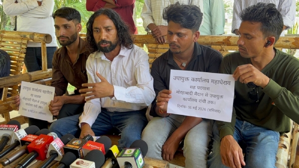 प्रेस वार्ता में देवेन्द्रनाथ महतो सहित अन्य