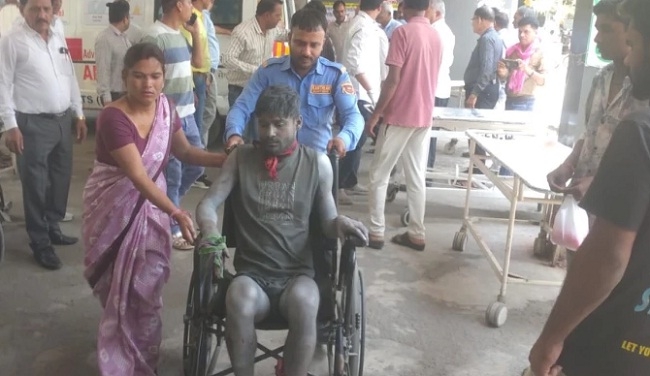 देवास में पटाखा फैक्ट्री में विस्फोट के बाद राहत एवं बचाव अभियान देवास में पटाखा फैक्ट्री में विस्फोट के बाद राहत एवं बचाव अभियान