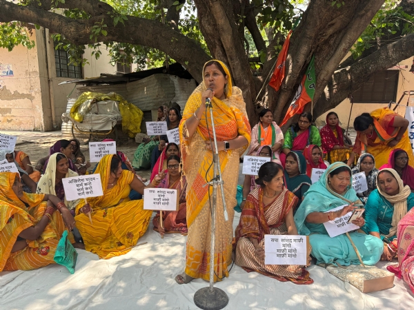 भाजपा के लोग धरना  प्रदर्शन कर ते