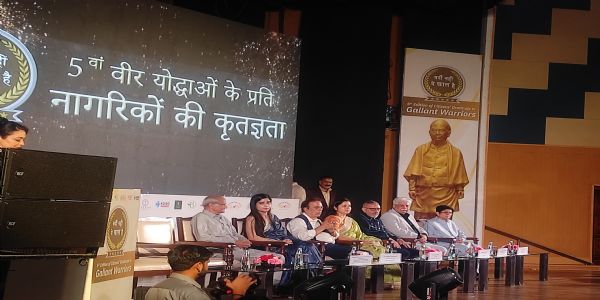 पुडुचेरी की पूर्व उपराज्यपाल किरण बेदी सहित अन्य लोग मौजूद।
