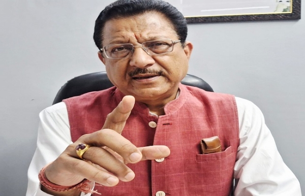 प्रदेश कांग्रेस के उपाध्यक्ष सूर्यकांत धस्माना पत्रकारों से बातचीत करते हुए।