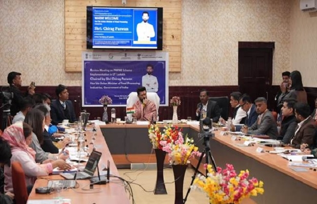 लेह में पीएमएफएमई के तहत आयोजित प्रदर्शनी का उद्घाटन करते चिराग पासवान लेह में पीएमएफएमई के तहत आयोजित प्रदर्शनी का उद्घाटन करते चिराग पासवान