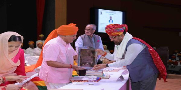 आईसीएआर के महानिदेशक एमएल जाट सम्मान प्राप्त करते हुए आईसीएआर के महानिदेशक एमएल जाट सम्मान प्राप्त करते हुए
