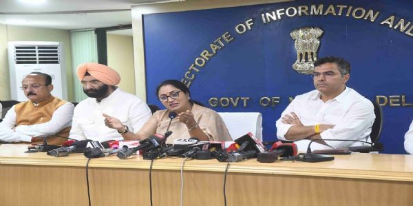 दिल्ली सचिवालय में गुरुवार को प्रेस कांफ्रेंस को संबोधित करते मुख्यमंत्री रेखा गुप्ता