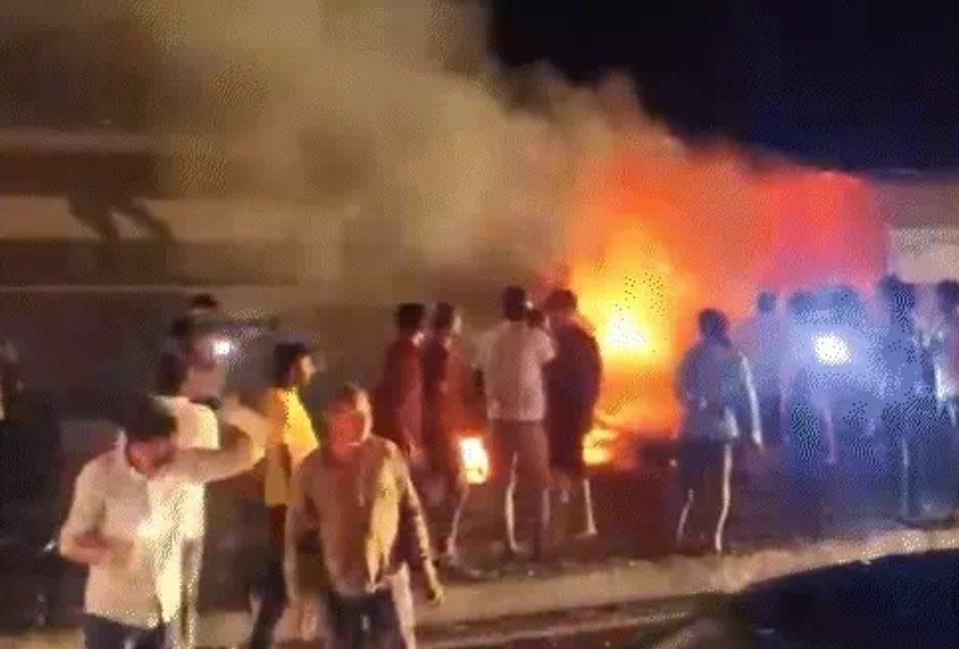 सड़क हादसे में शिकार लोगो को बचाने में जुटे स्थानीय सड़क हादसे में शिकार लोगो को बचाने में जुटे स्थानीय