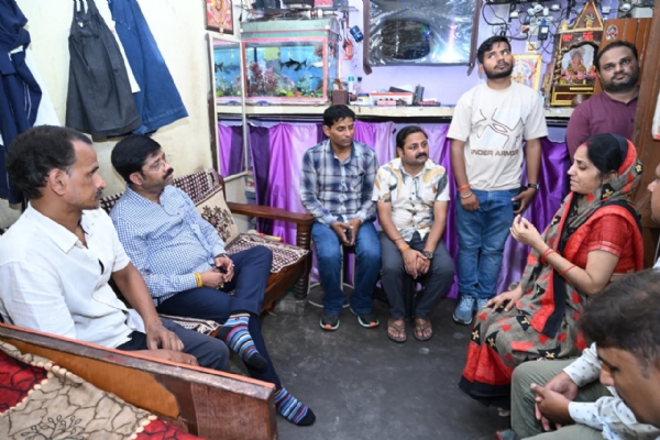 प्रयागराज के शहर दक्षिणी विधानसभा क्षेत्र की जनता से मिलकर दुखदर्द सुनते हुए कैबिनेट मंत्री नन्द गोपाल गुप्ता नंदी का छाया चित्र