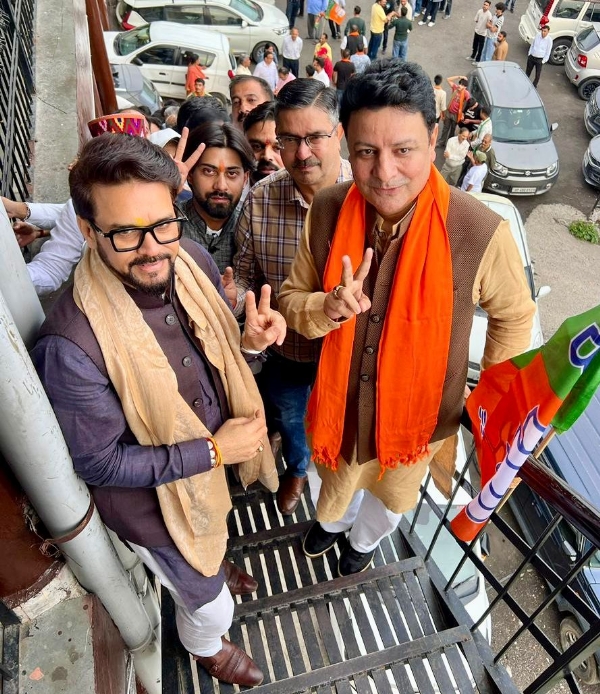 धर्मशाला में चुनाव प्रचार के दौरान सांसद अनुराग ठाकुर और विधायक सुधीर शर्मा।