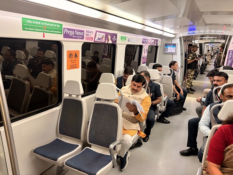मुख्यमंत्री डॉ. यादव ने दिल्ली मेट्रो में किया सफर