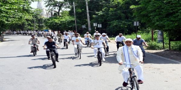 राज्यपाल आचार्य देवव्रत ने चलाई साइकिल राज्यपाल आचार्य देवव्रत ने चलाई साइकिल