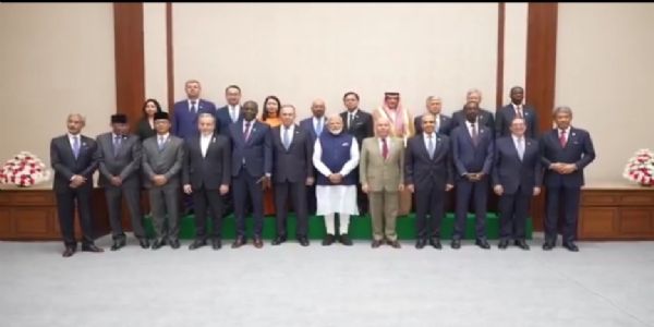 प्रधानमंत्री नरेन्द्र मोदी के साथ अन्य लोग मौजूद। प्रधानमंत्री नरेन्द्र मोदी के साथ अन्य लोग मौजूद।