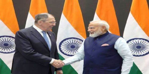 रूस के विदेश मंत्री सर्गेई लावरोव गुरुवार को प्रधानमंत्री नरेन्द्र मोदी से मुलाकात करते हुए रूस के विदेश मंत्री सर्गेई लावरोव गुरुवार को प्रधानमंत्री नरेन्द्र मोदी से मुलाकात करते हुए