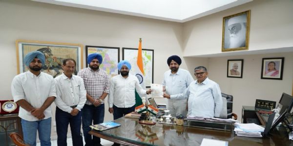 राज्यपाल को चंडीगढ़ के धार्मिक स्थलों और पंजाब यूनिवर्सिटी से जुड़े मुद्दों पर ज्ञापन सौंपा