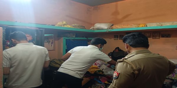 छत का दरवाजा बाहर से बंद कर चोरों ने उड़ाए लाखों के जेवर