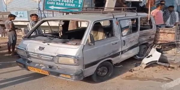 तेज रफ्तार इनोवा ने स्कूल वैन को मारी टक्कर, तीन बच्चे घायल