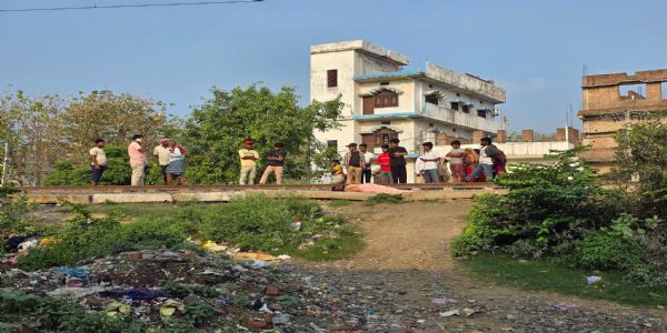रेल ट्रैक पर मिली नग्न लाश, हत्या कर शव फेंके जाने की आशंका