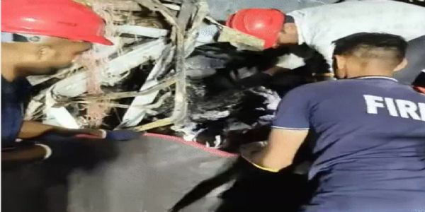 (अपडेट) गुजरात के राजकोट में हाइवे पर आग का गोला बनी बस, चार यात्री जिंदा जले, 30-35 लोगों को बचाया गया