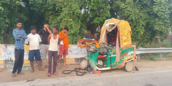 दाउदपुर में ट्रक-ऑटो की टक्कर में दो की मौत, एक घायल