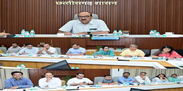 रायपुर : मुख्य सचिव ने महत्वपूर्ण योजनाओं के क्रियान्वयन की समीक्षा