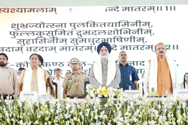 बीआर अंबेडकर विश्वविद्यालय के दीक्षांत समारोह में गुरुवार को दिल्ली के उपराज्यपाल तरनजीत सिंह संधू और मुख्यमंत्री रेखा गुप्ता और शिक्षा मंत्री आशीष सूद शामिल हुए