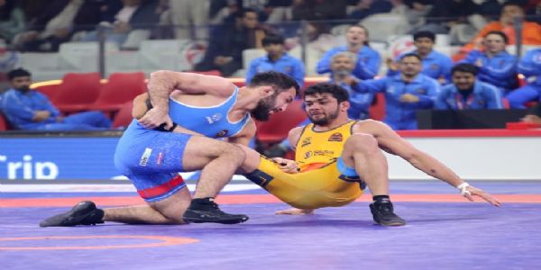 पीडब्ल्यूएल में कुश्ती करते पहलवान यश तुषीर (पीली जर्सी में) पीडब्ल्यूएल में कुश्ती करते पहलवान यश तुषीर (पीली जर्सी में)