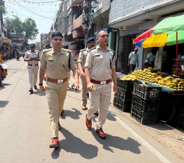 पैदल मार्च करती पुलिस