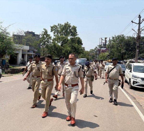पैदल मार्च करते एसपी