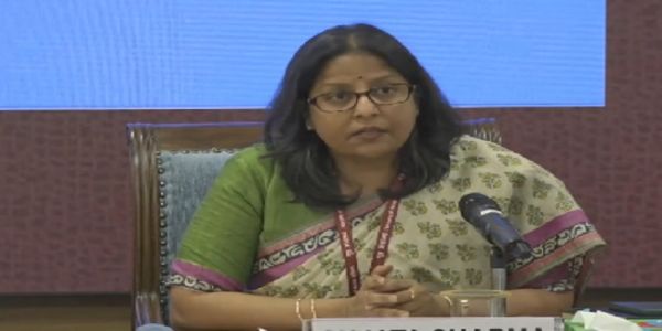 अंतर-मंत्रालयी प्रेस वार्ता को संबोधित करते संयुक्त सचिव सुजाता शर्मा अंतर-मंत्रालयी प्रेस वार्ता को संबोधित करते संयुक्त सचिव सुजाता शर्मा