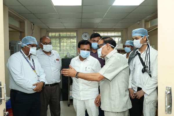 मप्रः इंदौर में देवास अग्निकांड के घायलों से मिले उप मुख्यमंत्री देवड़ा