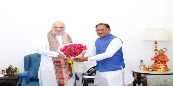मुख्यमंत्री विष्णु देव साय नई दिल्ली में केंद्रीय गृहमंत्री अमित शाह से मुलाकात करते हुए