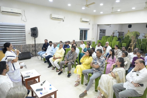 ममता बनर्जी विधायकों के साथ बैठक करती हुई