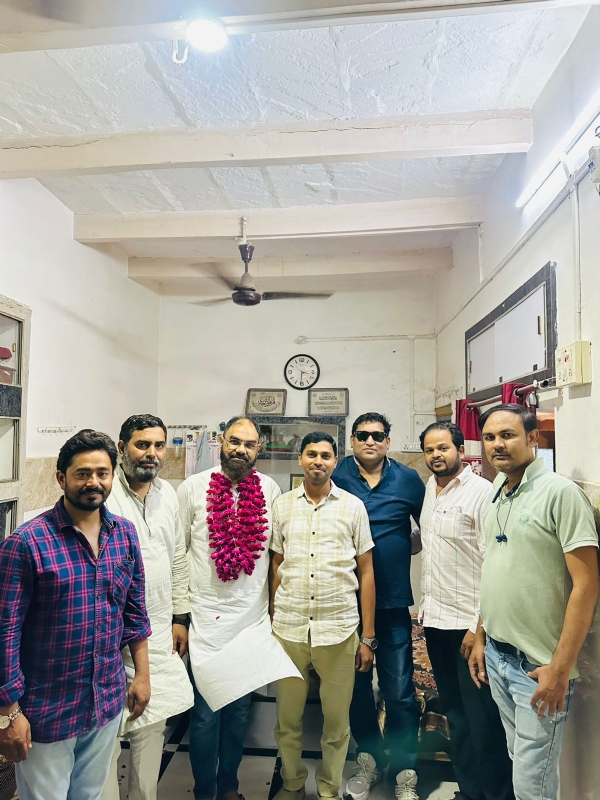 हज यात्रा जाने से पहले एक दूसरे से मिलते हुए लोगों द्वारा किया जा रहा है स्वागत