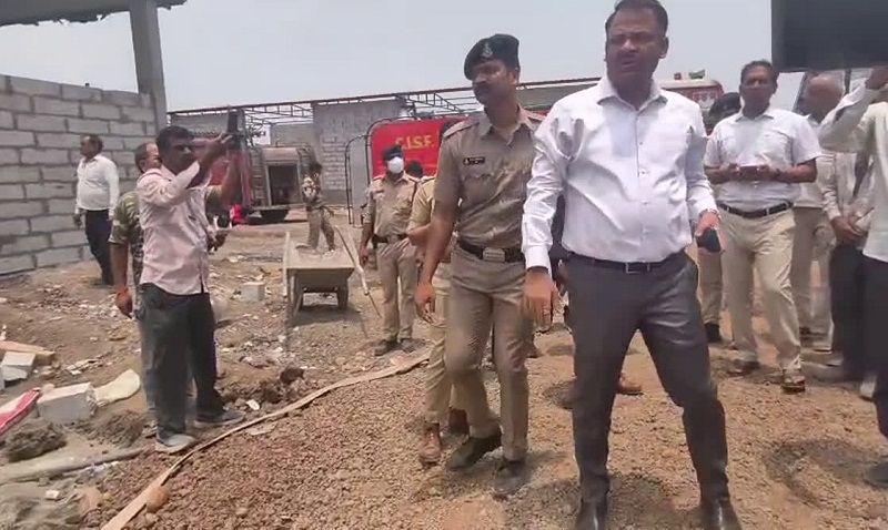 देवास में पटाखा फैक्ट्री में विस्फोट के बाद मौके पर पहुंचे अधिकारी देवास में पटाखा फैक्ट्री में विस्फोट के बाद मौके पर पहुंचे अधिकारी