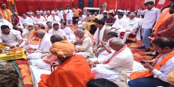 विहिप के कार्यालय का भूमि पूजन करते चंपत राय विहिप के कार्यालय का भूमि पूजन करते चंपत राय
