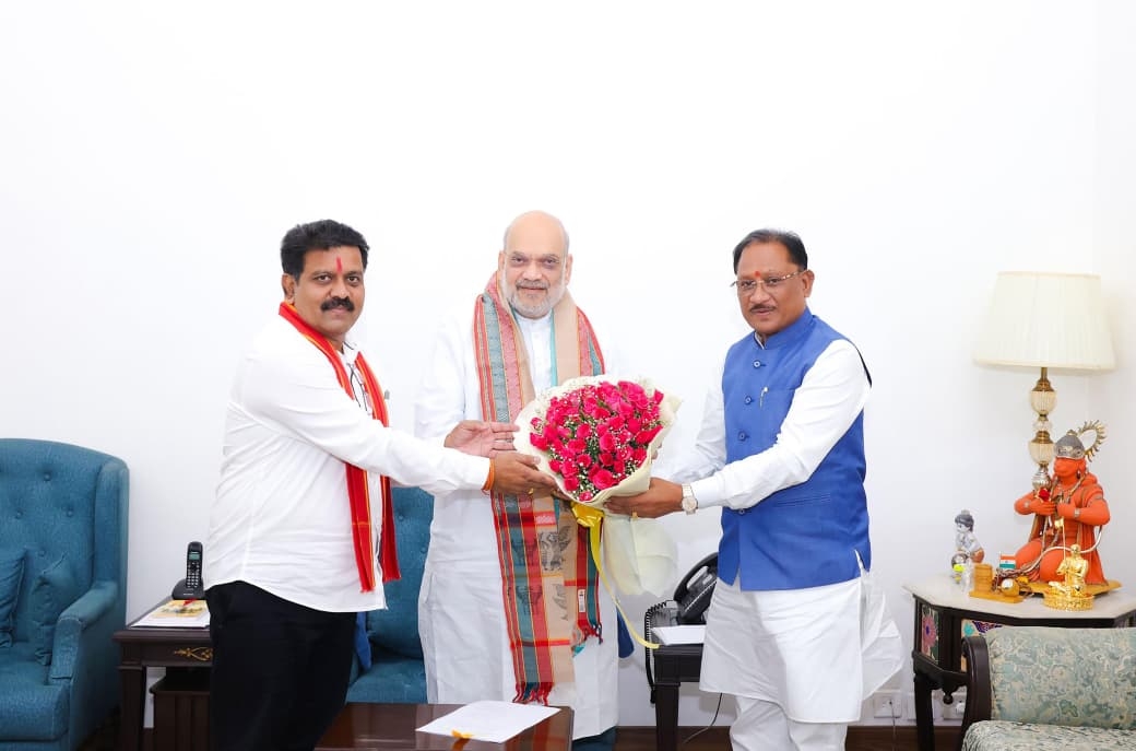 केंद्रीय गृहमंत्री अमित शाह से मुलाकात करते हुए मुख्यमंत्री विष्णु देव साय व उपमुख्यमंत्री विजय शर्मा