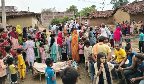 घटनास्थल पर लगी भीड़