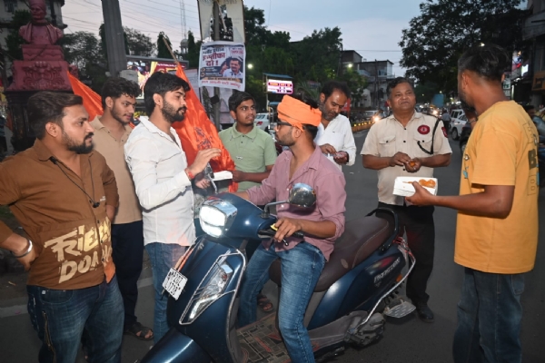 भोजशाला के ऐतिहासिक निर्णय हिन्दूओं के पक्ष में आने पर हिन्दू सेवा परिषद ने मिष्ठान वितरण कीया