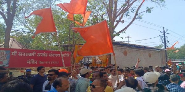 भोजशाला के बाहर जश्न का माहौल भोजशाला के बाहर जश्न का माहौल