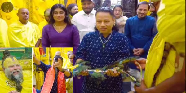 सूफी गायक कैलाश खेर प्रेमानंद महाराज को मोरपंख अर्पित करते हुए