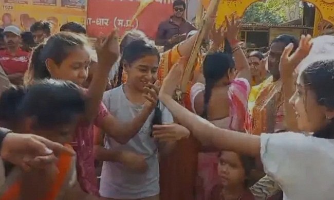 भोजशाला के बाहर जश्न का माहौल भोजशाला के बाहर जश्न का माहौल