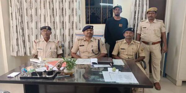 पुलिस गिरफ्त में सोमालियाई नागरिक पुलिस गिरफ्त में सोमालियाई नागरिक