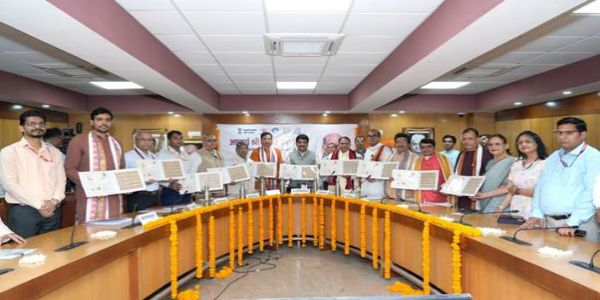 संस्कृति मंत्रालय के संयुक्त सचिव समर नंदा के साथ अन्य लोग मौजूद।