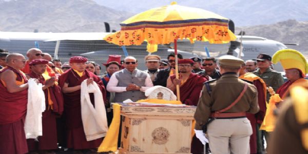 14 दिवसीय प्रदर्शनी के बाद लेह में पिपराहवा में बुद्ध के अवशेषों को भावपूर्ण विदाई दी गई 14 दिवसीय प्रदर्शनी के बाद लेह में पिपराहवा में बुद्ध के अवशेषों को भावपूर्ण विदाई दी गई