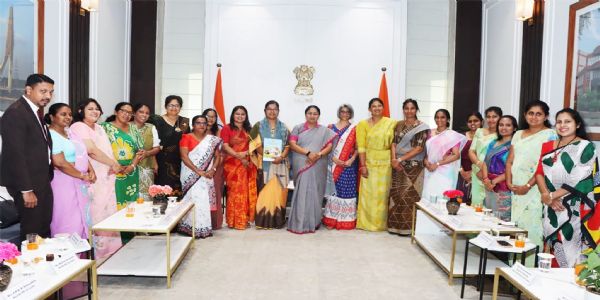 दिल्ली सचिवालय. में शुक्रवार को मुख्यमंत्री रेखा गुप्ता श्रीलंका की महिला सांसदों के प्रतिनिधिमंडल  स्वागत करते