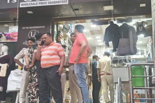 यूनिक कलेक्शन नामक रेडीमेड कपड़ों की दुकान , जहां गोली चली